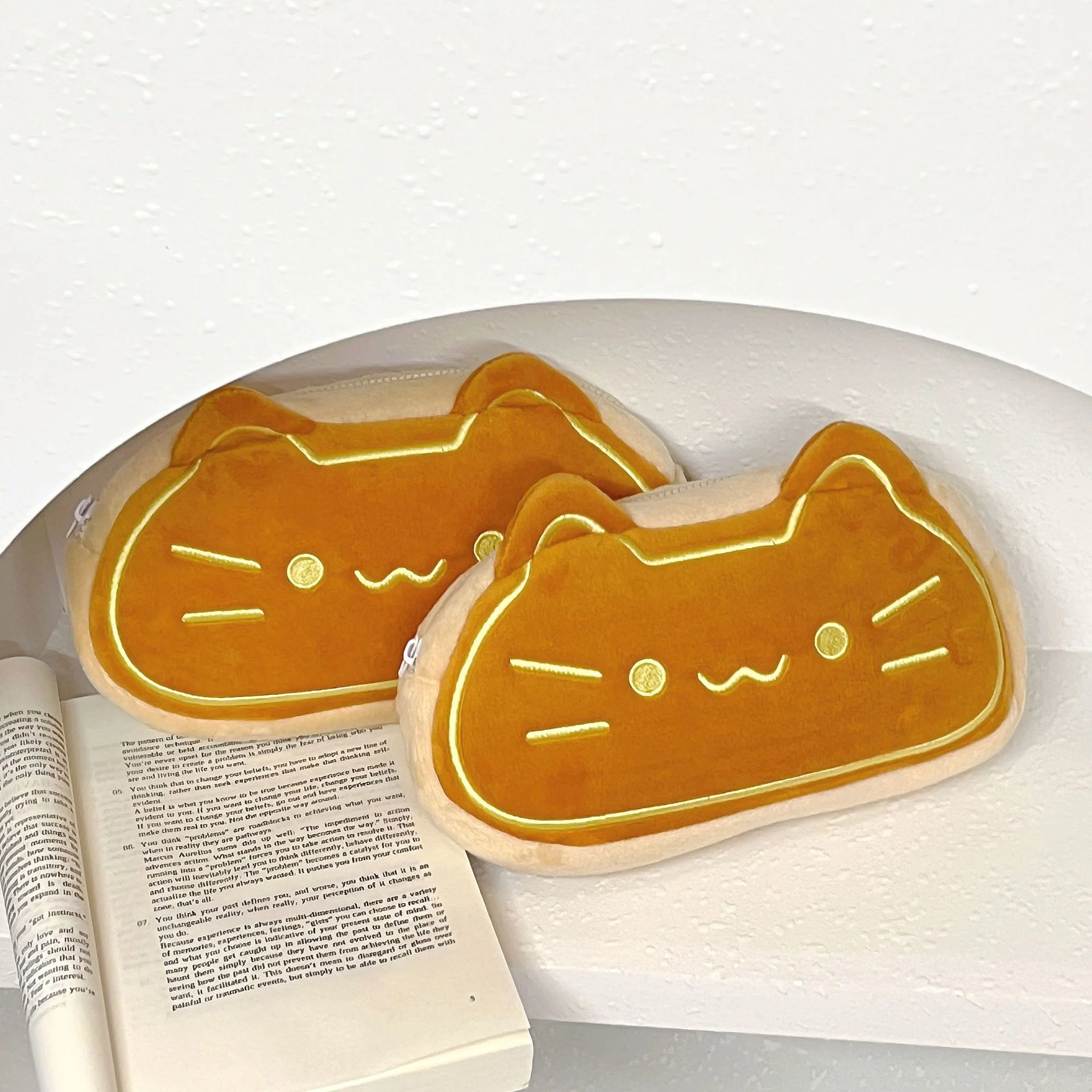 Pluszowy piórnik Caramel Cat — duży i pojemny, prezent dla ucznia Biały