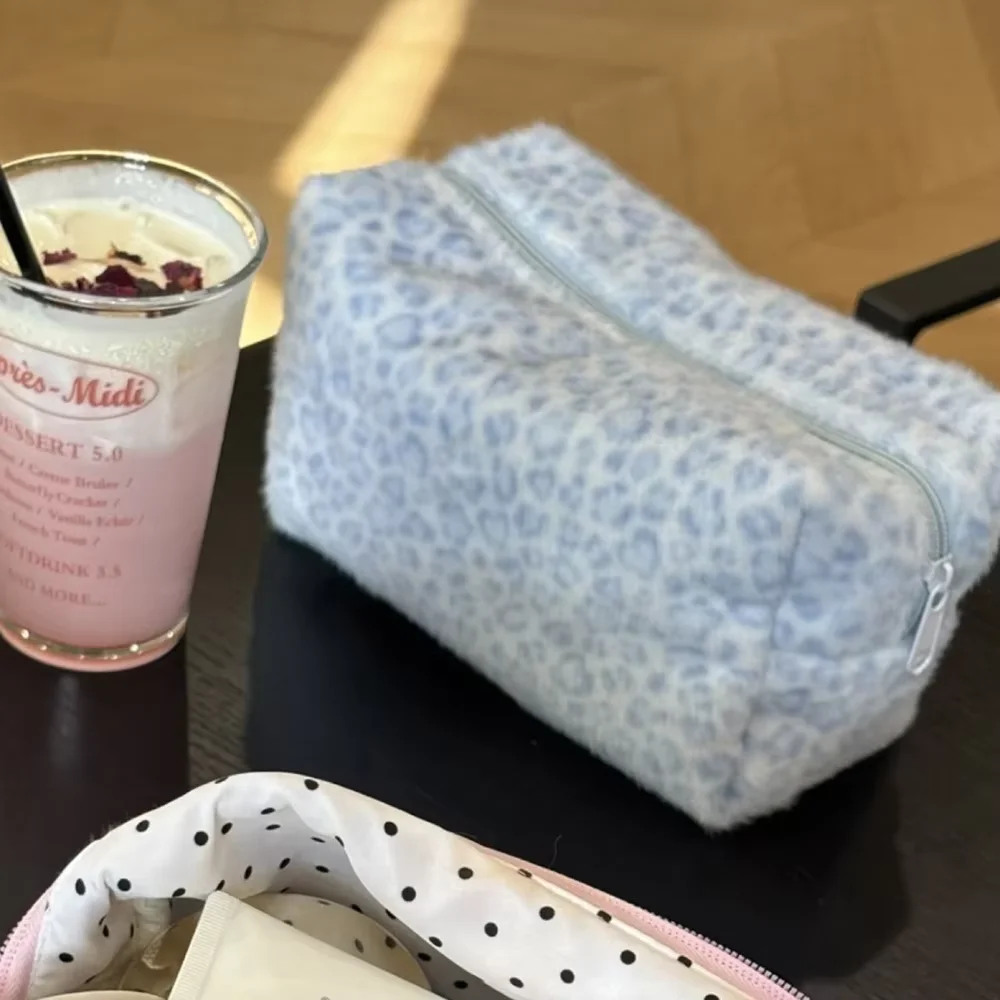Pojemna kosmetyczka w panterkę do podróży Niebieski