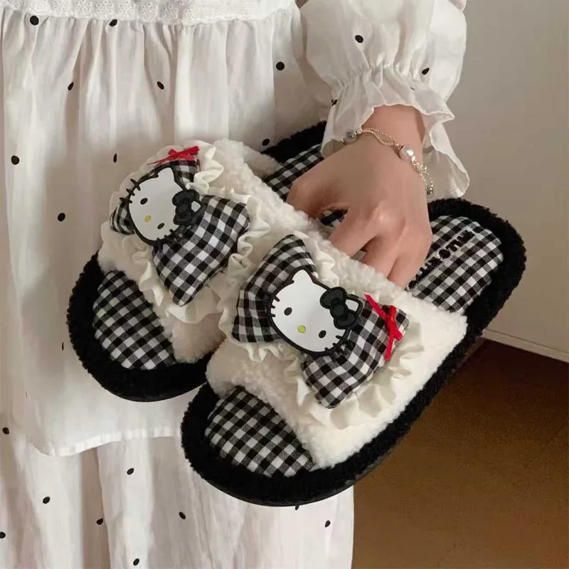Puszyste kapcie domowe Hello Kitty dla dziewczynek i kobiet Czarny