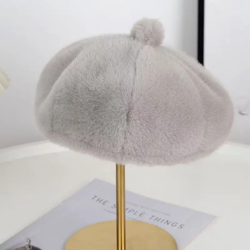 Puszysty beret z futerka na jesień i zimę Szary
