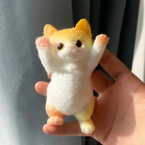 Puszysty squishy kot 13 cm - realistyczna zabawka antystresowa Bordowy