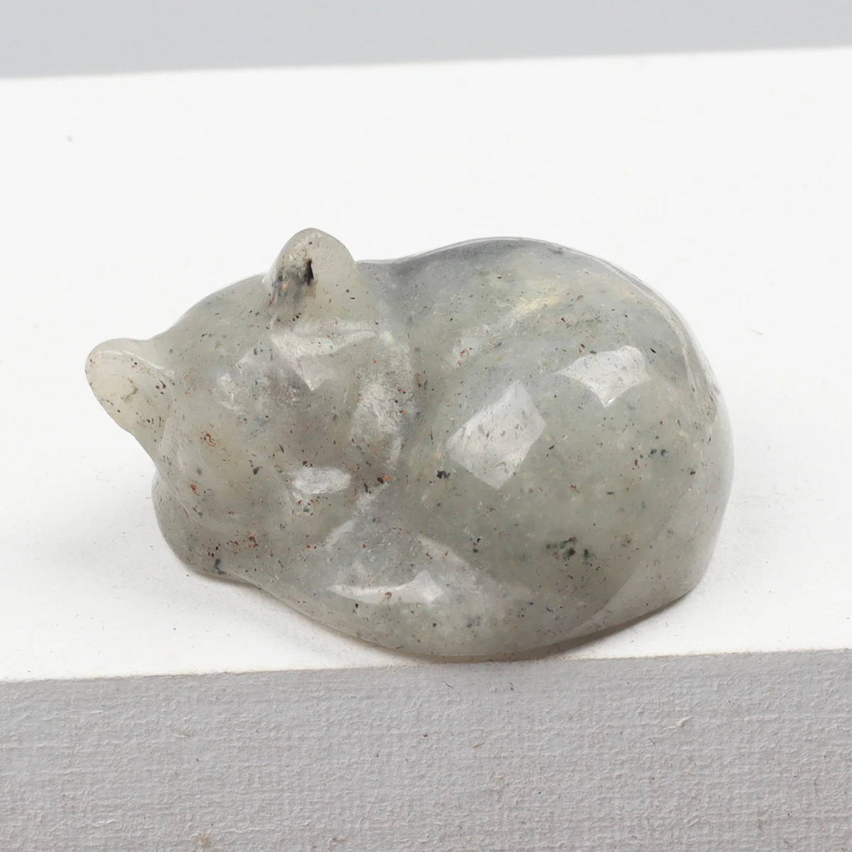 Rzeźbiona figurka kota z kamienia naturalnego - mini ozdoba Jasnoszary