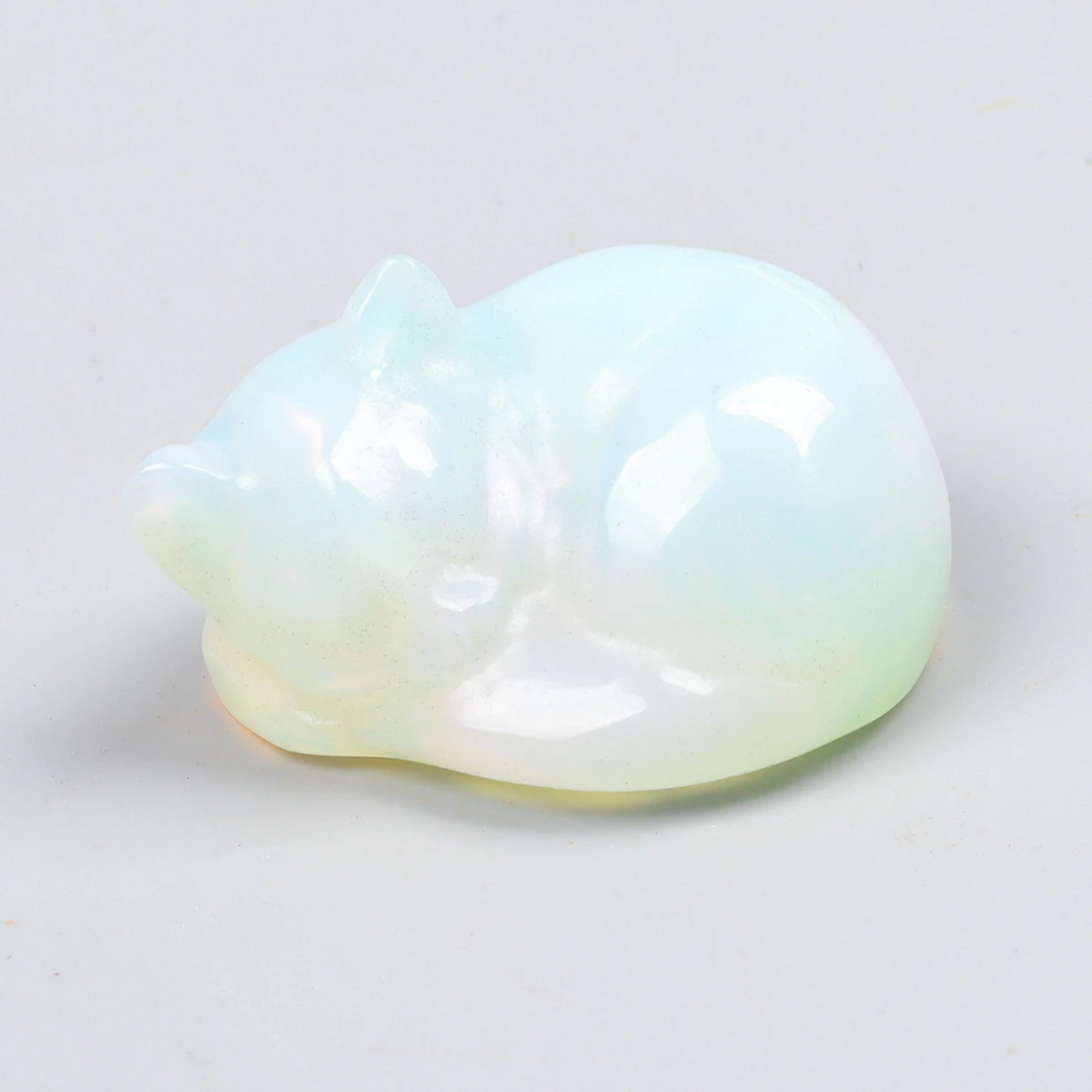 Rzeźbiona figurka kota z kamienia naturalnego - mini ozdoba śliwka