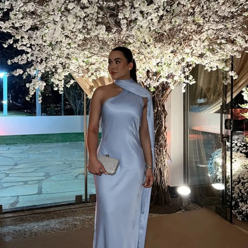 Satynowa sukienka maxi z odkrytymi plecami i ramionami Niebieski