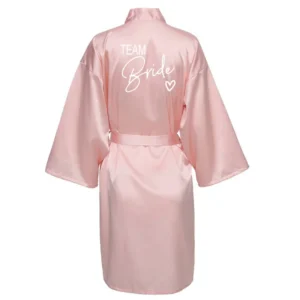 Satynowy szlafrok kimono z napisami As the photo show