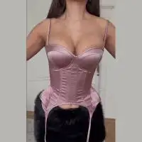 Seksowny top na ramiączkach z fiszbinami - gorsetowy crop top z nadrukiem Różowy
