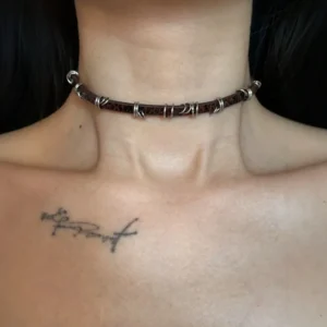 Skórzany choker vintage z metalową okrągłą ozdobą Y2K Czerwony brązowy