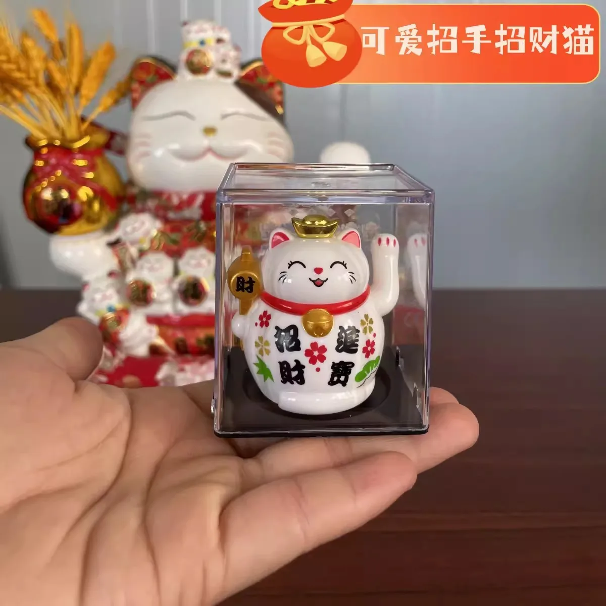 Solarny kot na szczęście Maneki Neko – machająca figurka dekoracyjna Bordowy