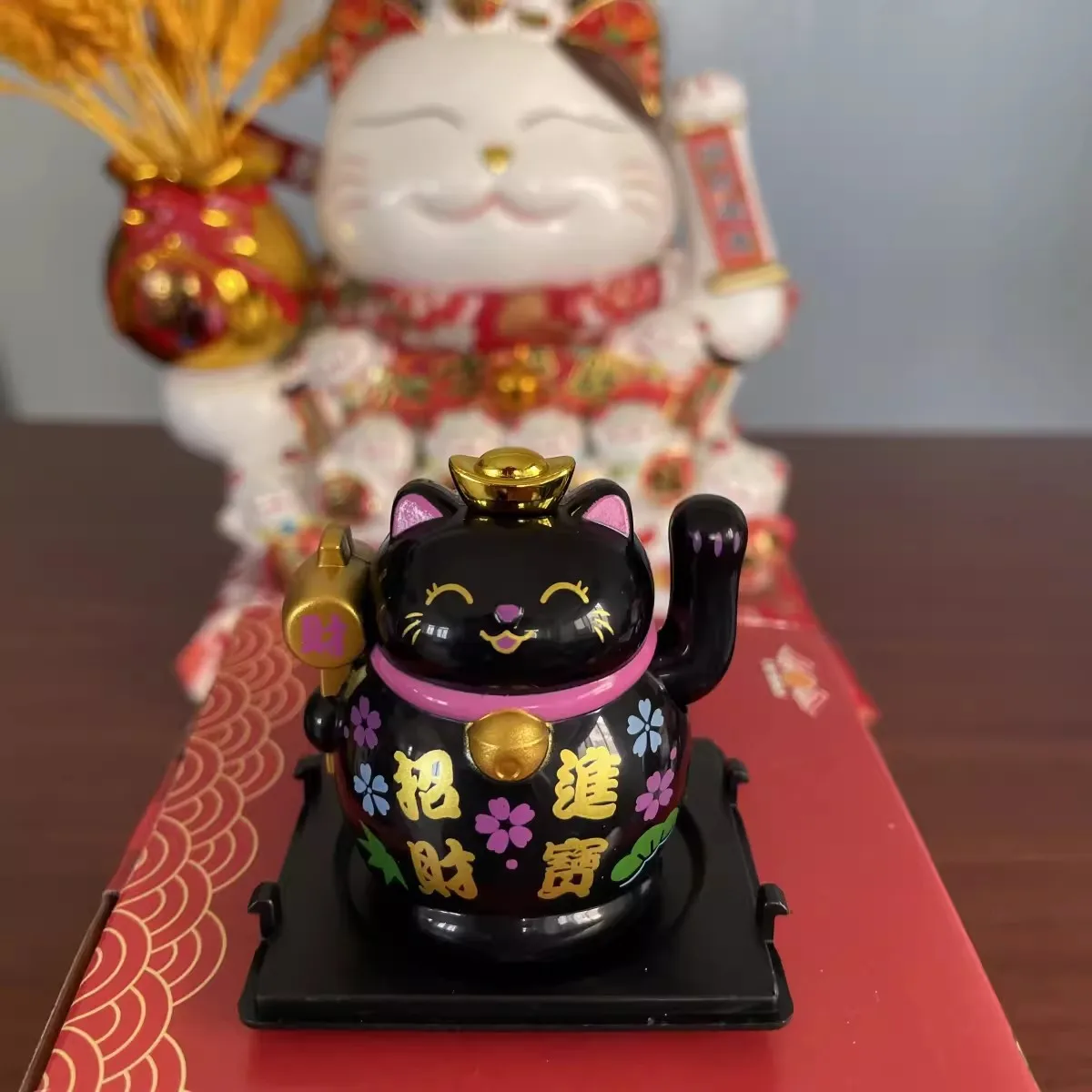 Solarny Maneki Neko — chiński kot szczęścia z machającą ręką Czekolada