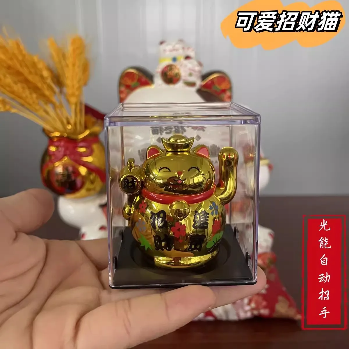 Solarny Maneki Neko — chiński kot szczęścia z machającą ręką Jasny
