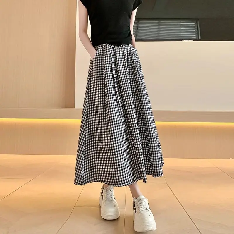Spódnica damska w pepitkę z wysokim stanem, rozkloszowana Skirt with pockets