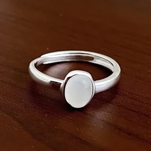 Srebrny pierścionek z owalnym białym chalcedonem, regulowany Srebrny
