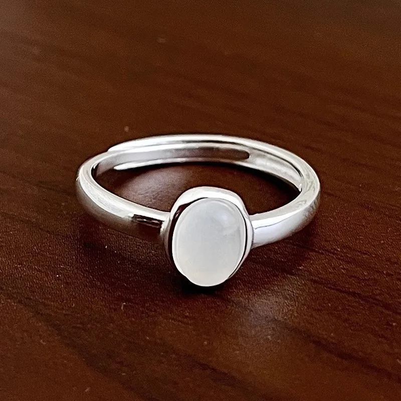 Srebrny pierścionek z owalnym białym chalcedonem, regulowany Srebrny