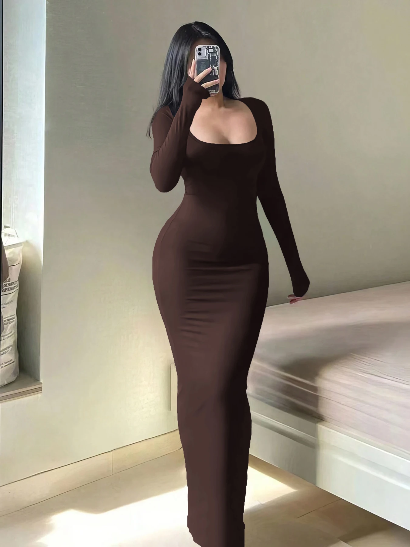 Damska sukienka bodycon z dlugim rekawem i dekoltem U Brązowy