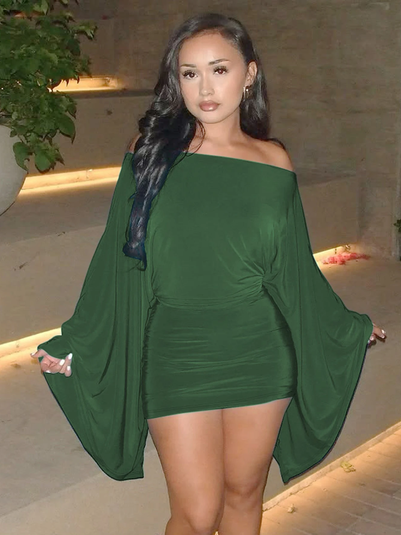 Sukienka mini bodycon z bufiastym rękawem - obcisła na imprezę Ciemnozielony