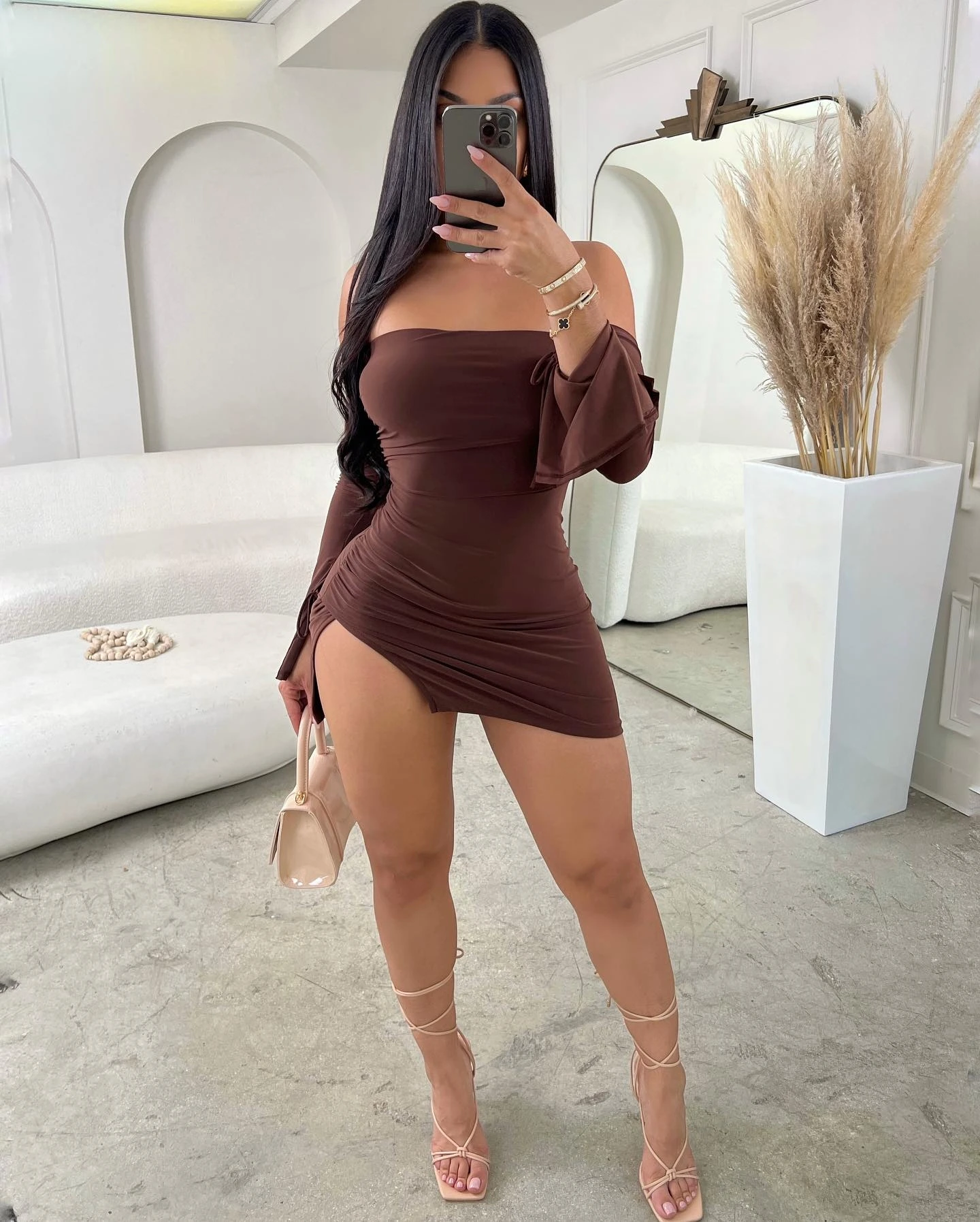 Sukienka mini bodycon z odkrytymi ramionami na imprezę Brązowy