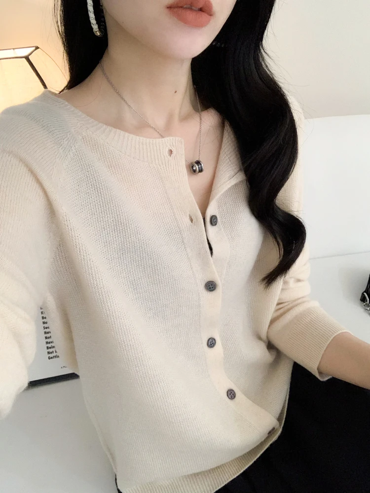 Sweter damski z wełny merino z dekoltem O-neck Beżowy