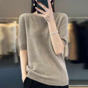 Sweter damski z wełny merino - krótki rękaw, dekolt V Camelowy