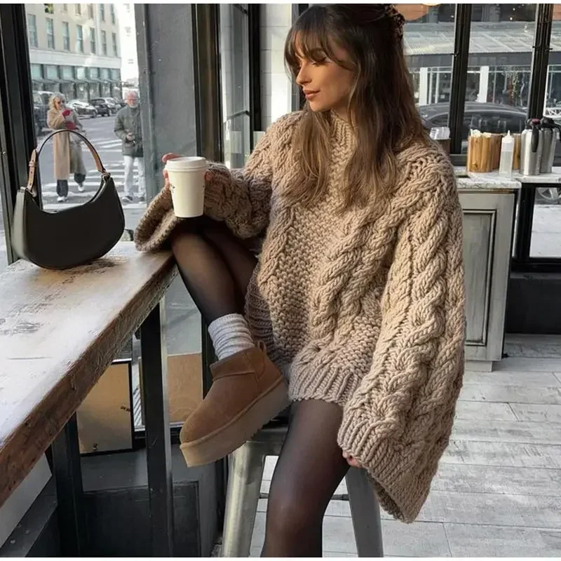 Damski sweter oversize z golfem i warkoczowym splotem Jasny brąz