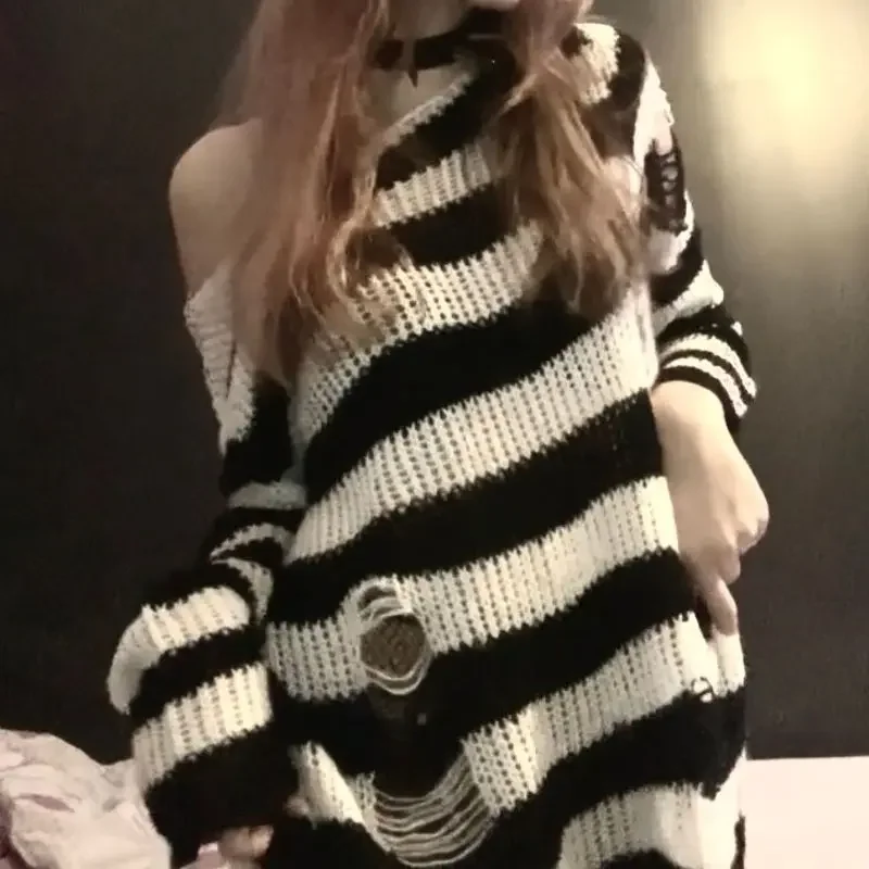 Sweter oversize w stylu gothic lolita z dziurami Biały
