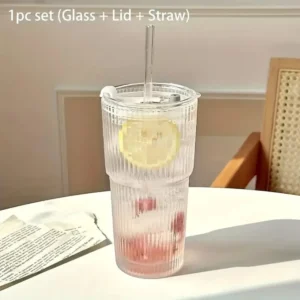 Szklanka z pokrywką i słomką w paski 600 ml truskawka Czarny