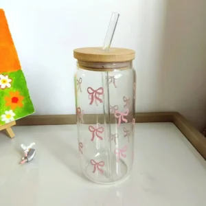 Szklany kubek z kokardką i słomką, słoik 500 ml Jasny