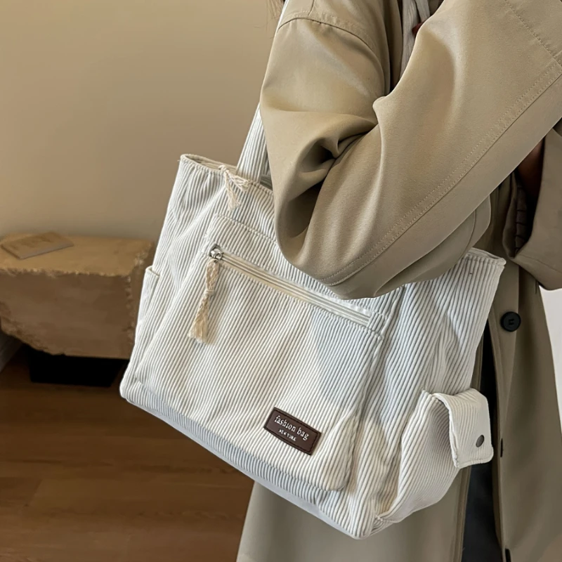 Sztruksowa torba na ramię z kieszeniami w stylu retro Beżowy