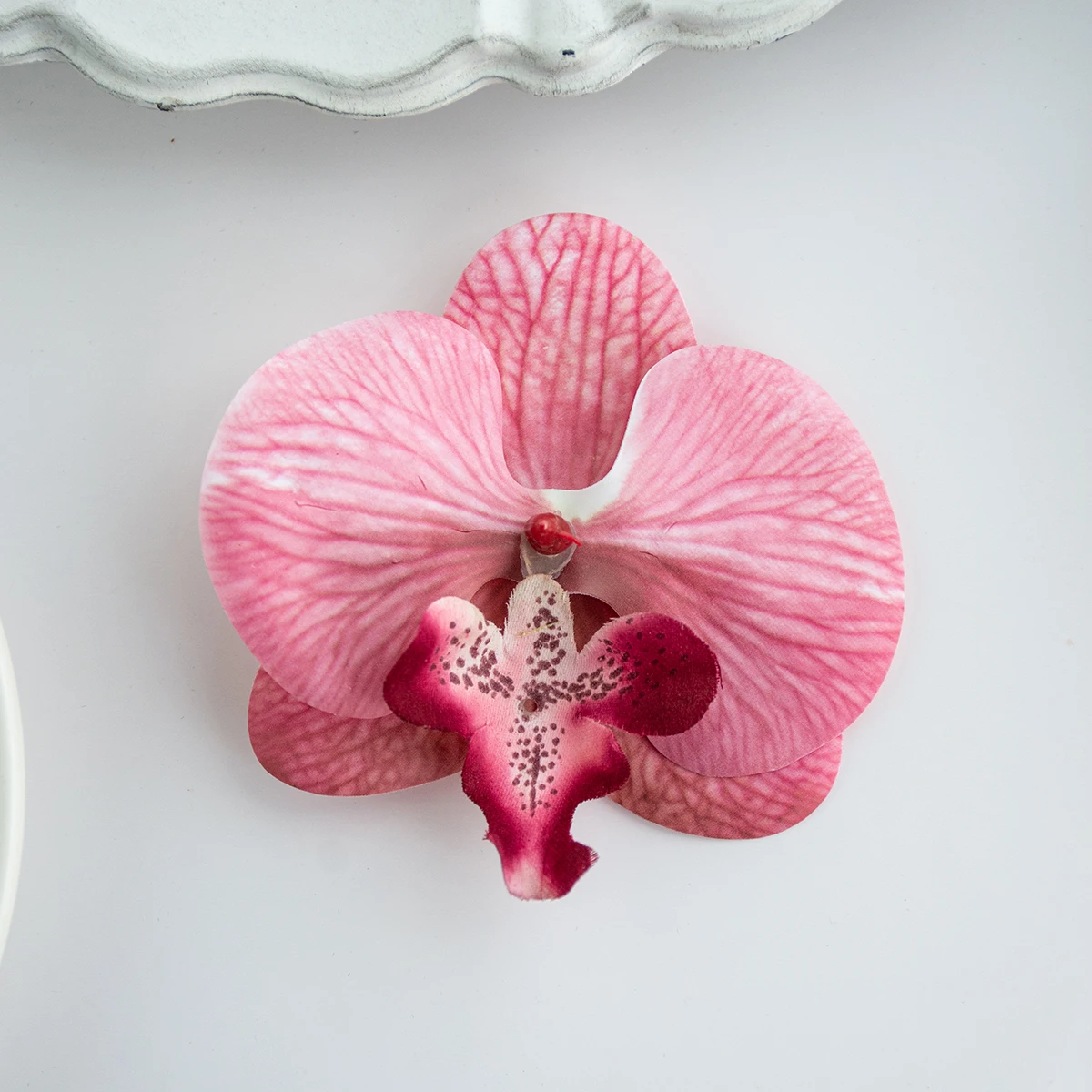 Sztuczna orchidea motylkowa — ozdoba do włosów i dekoracji Brązowy