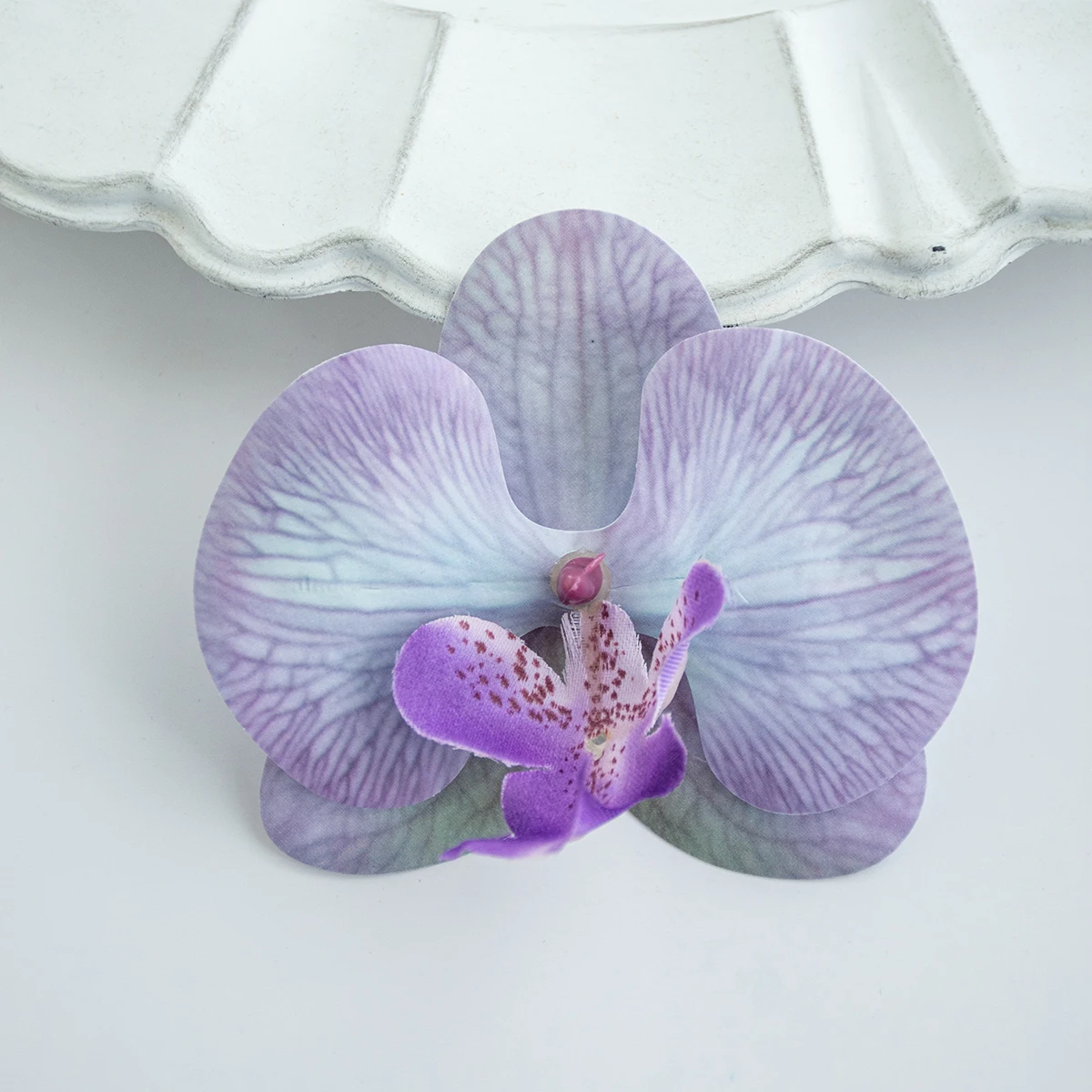 Sztuczna orchidea motylkowa — ozdoba do włosów i dekoracji Fioletowy