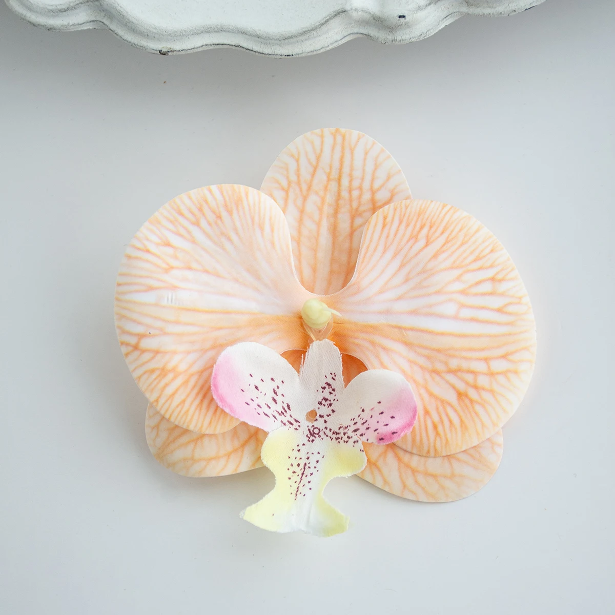 Sztuczna orchidea motylkowa — ozdoba do włosów i dekoracji Szary