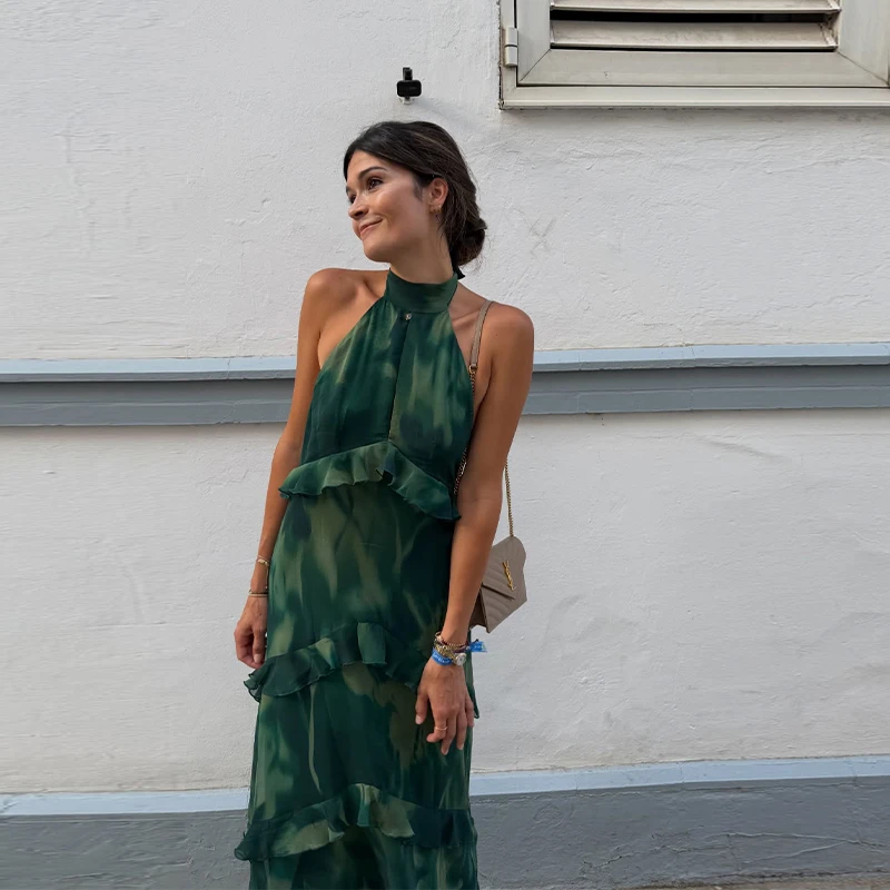 Szyfonowa sukienka maxi w kwiaty z dekoltem halter i falbanami Zielony