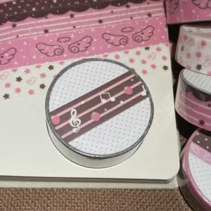 Taśma dekoracyjna kawaii – truskawki, gwiazdy i anielskie skrzydła żółty