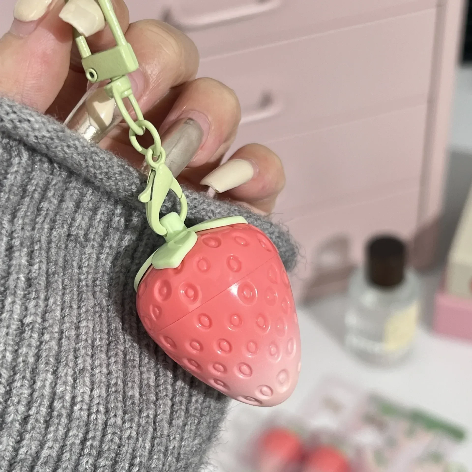 Truskawkowy balsam do ust nawilżający mini Khaki