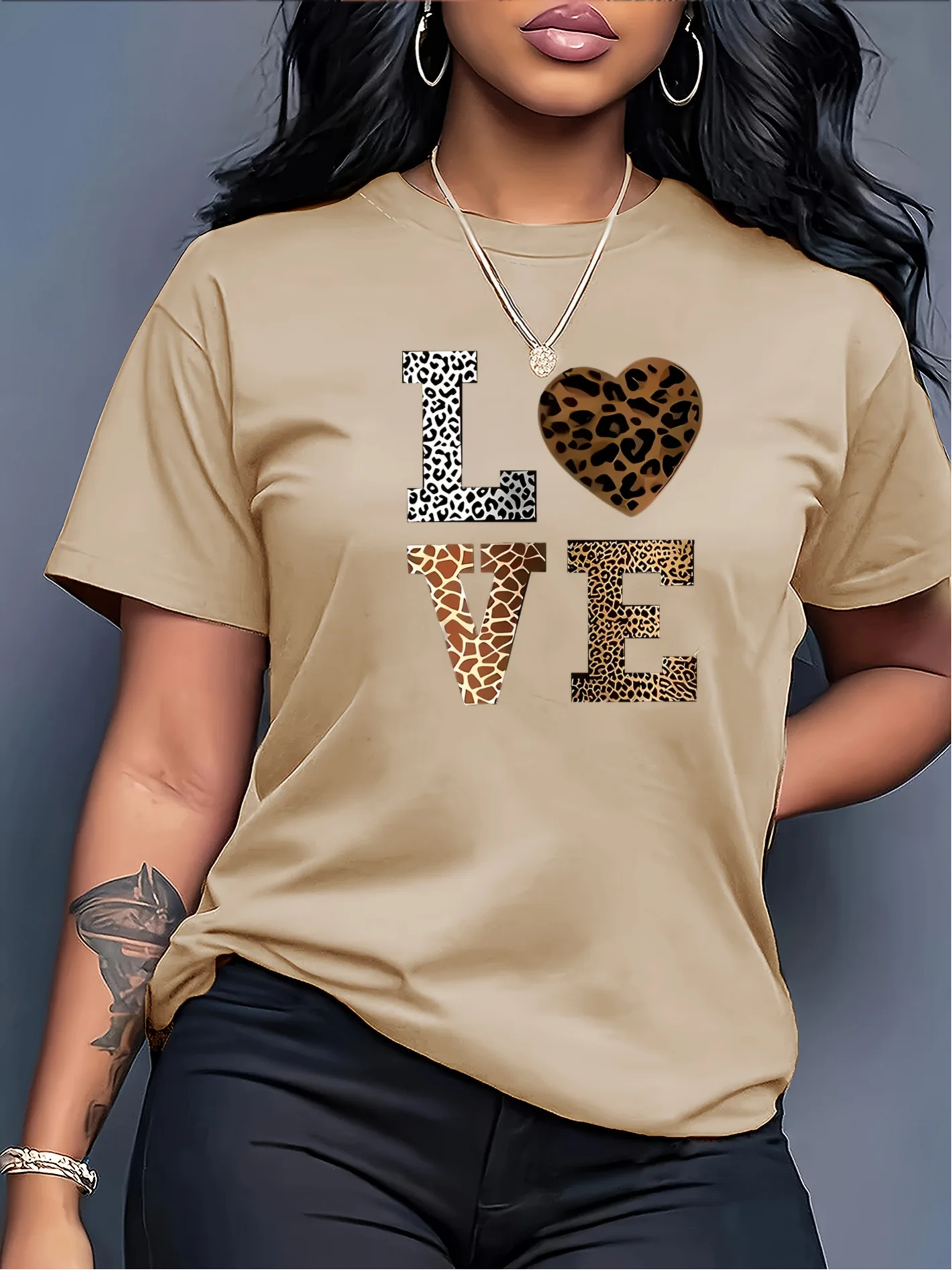 T-shirt damski z sercem i wzorem panterki Khaki