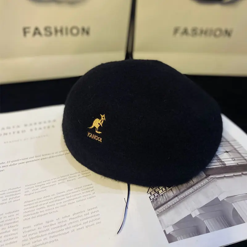 Wełniany beret z haftem - elegancka czapka unisex na jesień Czarny