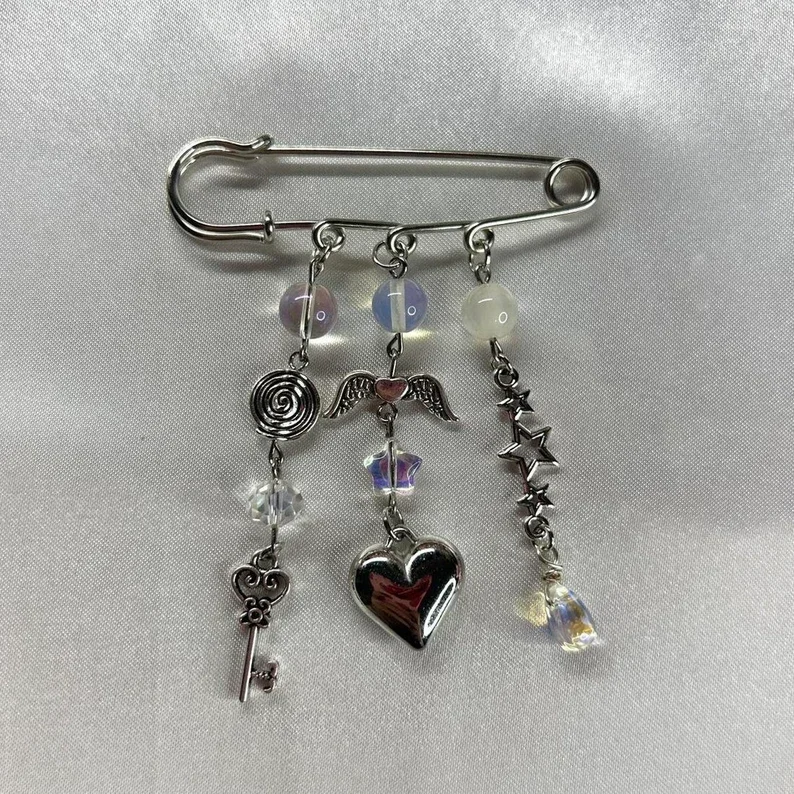 Zawieszka do torebki z koralikami agrafka brelok Biały