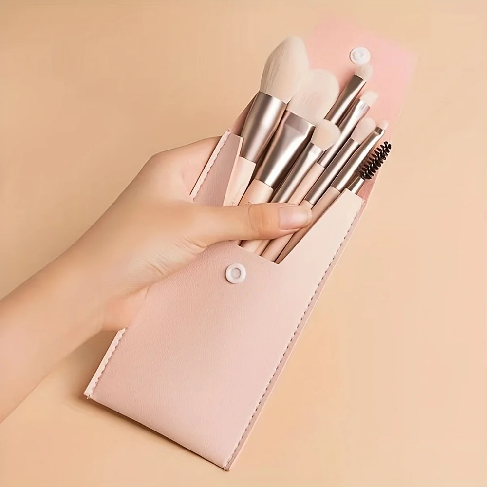 Zestaw mini pędzli do makijażu w etui podróżnym Czerwony