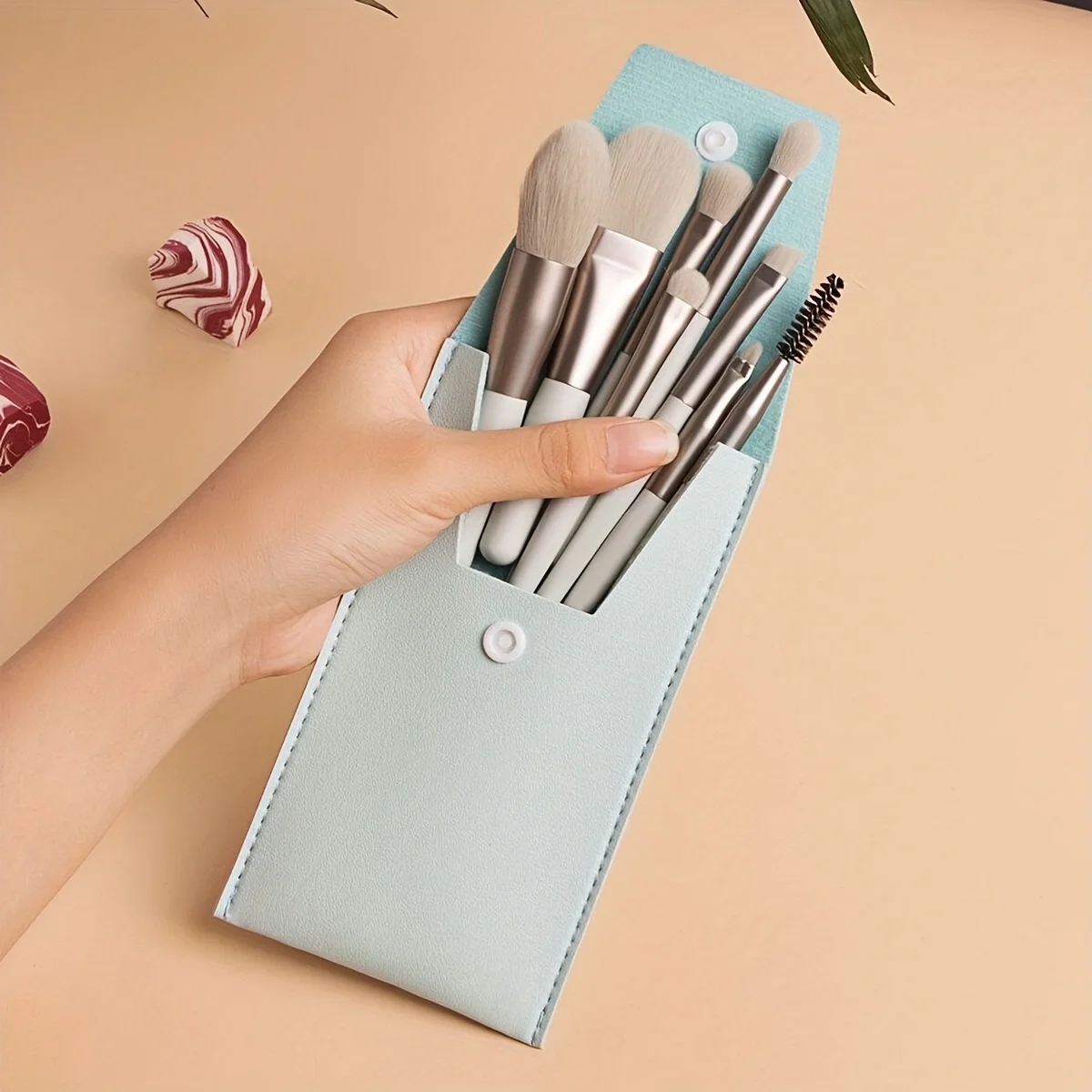Zestaw mini pędzli do makijażu w etui podróżnym Szary